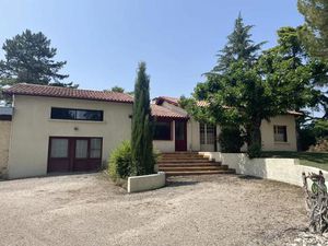 Maison de plain-pied avec appartement et dépendances dans une belle région rurale