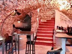 Vente local commercial 5 pièces 71m2 Hyères 83400 - 145000 € - Surface Privée