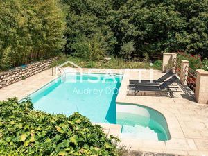 07140 Chambonas : Ensemble immobilier de 4 logements avce Piscine et chataigneraie