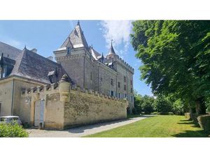 Demeure historique dans l'aile d'un château  3 chambres