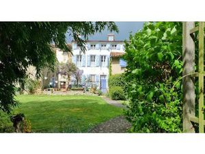 Elégante maison de ville un cottage d'invités séparé et de vastes jardins clos avec...