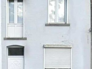 Maison à rénover entièrement avec deux chambres et jardin