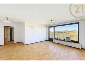 Appartement deux chambres avec terrasse  idéalement situé.