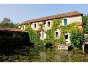 Moulin à eau du XVIe siècle à proximité de villages prospères