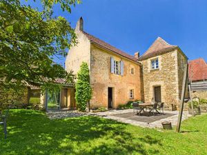 Un charmant ensemble de maisons en pierre – une opportunité de vie et d’affaire