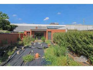 Niet-vergunde bungalow op bouwgrond gelegen in een rustig...