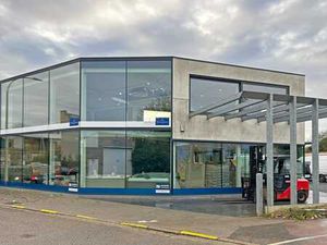 Modern en lichtrijk handelspand/kantoor met magazijn (300...