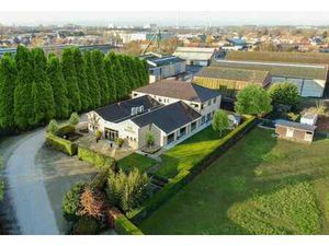 Très belle salle de fête contemporaine avec espaces multifon