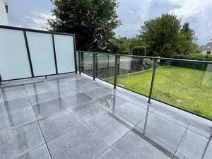 à proximité de la place Dumon (métro Stockel)