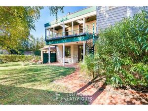 Villa d'architecte et son jardin boisé en coeur de ville