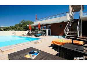 Grand studio parking terrasse piscine