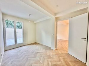 2P avec grande terrasse   lumineux entièrement rénové en plein centre ville