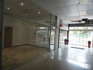 A louer directement propietaire local 33 m2 + mezanine  centre commercial araucaria  40 av