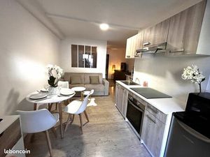 A louer Studio meublé avec coin nuit et parking à 5 min à pied du centre ville