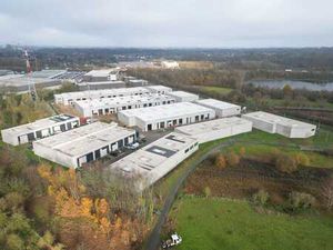 Bâtiment professionnel flambant neuf près de l’E40