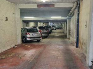 Ensemble de Huit emplacements de parkings intérieur à Forest