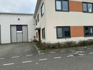 Location commerce 701 m² à Meyzieu (69330)