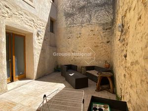 Maison de ville meublée mitoyenne sur trois niveaux avec cour