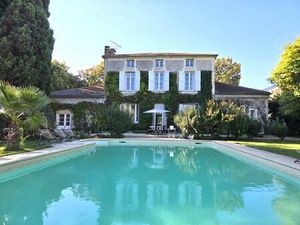 Elégante maison de maître au charme authentique  avec piscine  tranquillité et un vaste...