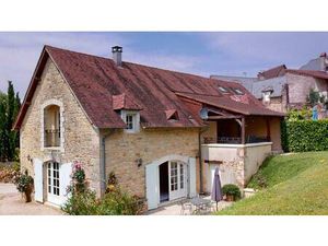 Dans le Périgord Noir  dans le village typique de Beauregard  belle grange rénovée en...