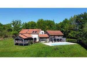 Périgord Noir  sur les hauteurs de la Vallée de la Vézère  très belle maison de 2010....