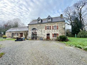 Ensemble immobilier avec une maison principale et un logement locatif à vendre à Moustoir-