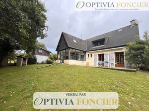 Maison T6 - 1695 m2 de terrain - trois garages - une dépend