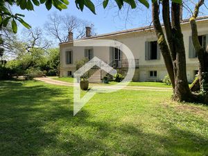 Magnifique Chartreuse du XIXe siècle sur grand parc arboré