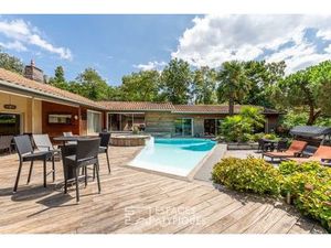 Maison de plain-pied avec jardin arboré et piscine au coeur de Limonest