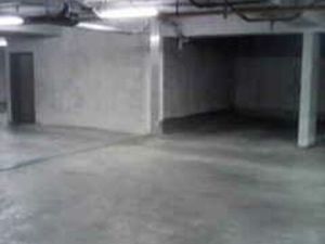 Grand emplacement de parking sécurisé