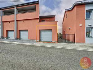 Atelier de 164 m²  à réaménager  porte sectionnelle auto.