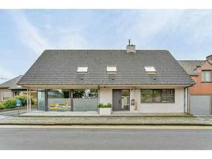 Dossier discret : maison unique avec un complexe de sauna ex