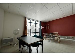 Espace de travail lumineux avec arrivée d'eau