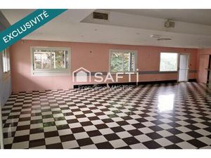 Local commercial 400 m² avec parking et terrasse