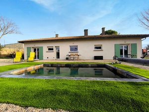 Maison de plain-pied rénovée avec studio indépendant  terrain de 2 014 m² et piscine proch