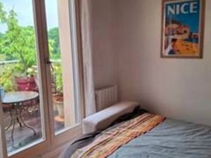 Chambre à louer avec bureau+ sd de douche independante( ideal etudiant(e)+terrasse