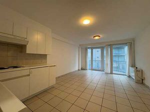 À vendre : Appartement lumineux avec vue latérale sur la me