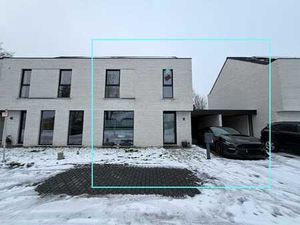 ZEER RECENTE WONING (2024) MET DRIE SLAAPKAMERS  TUIN EN ...