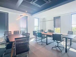 Complexe de bureaux moderne situé sur le site de Rinkhout