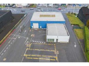 À LOUER – Showroom / entrepôt avec grand espace extérieur...