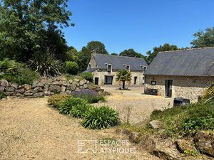 Corps de ferme et ses 10 écolodges lovés dans un écrin de verdure