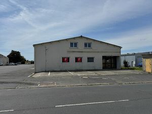 Local commercial Saint Lo