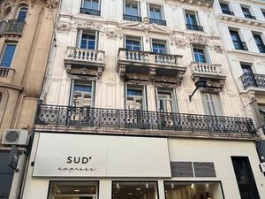 Hyper centre  2 ch  joliment refait  lumineux  charme