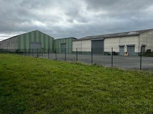 Hangar 777 m² à louer – Route passante  Neuf-Berquin