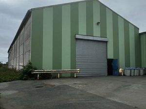 À louer – Hangar 800 m² spacieux et sécurisé