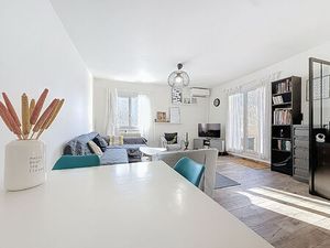 Appartement lumineux avec terrasse et parking  au coeur de La Rode