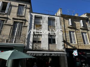 Mur d'un Local commercial rue piétonne de Libourne
