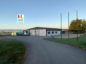 À LOUER Bâtiment professionnel d'environ 600 m² Bord de D471