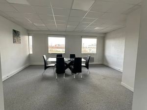 LOCATION 140 M2 BUREAUX à LISSES