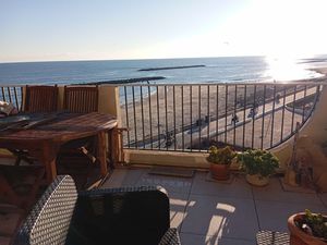 Palavas les flots  appartement T2 vue mer   terrasse et parking.